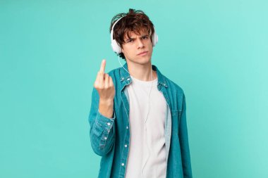 Kulaklıklı genç adam sinirli, sinirli, asi ve agresif hissediyor.