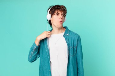 Kulaklıklı genç adam stresli, endişeli, yorgun ve sinirli hissediyor.