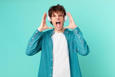 Kulaklıklı genç adam elleri havada bağırıyor.