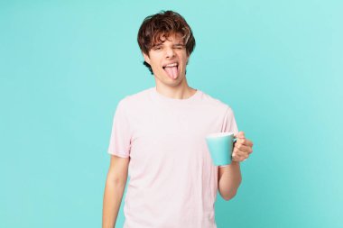 Elinde kahve fincanı olan, neşeli ve asi tavırlı, şakacı ve dilsiz genç bir adam.