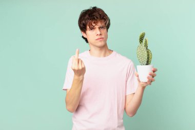 Kaktüslü genç adam kızgın, sinirli, asi ve agresif hissediyor.