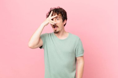 Genç yakışıklı adam şok olmuş, korkmuş ya da korkmuş görünüyor.