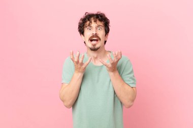 Genç yakışıklı adam umutsuz, hayal kırıklığına uğramış ve stresli görünüyor.