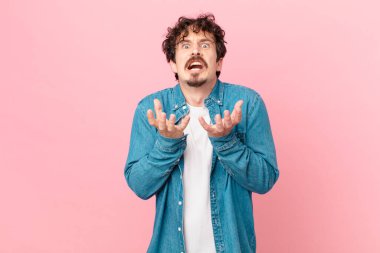 Genç yakışıklı adam umutsuz, hayal kırıklığına uğramış ve stresli görünüyor.