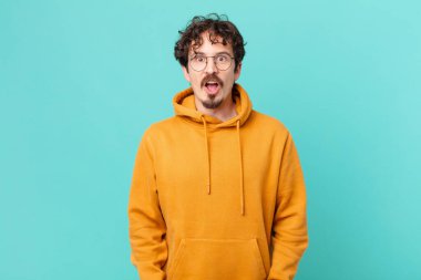 Genç yakışıklı adam çok şaşırmış ya da şaşırmış görünüyor.