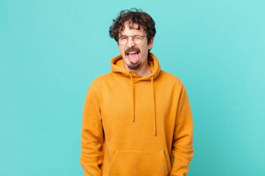 Genç, yakışıklı, neşeli ve asi tavırlı, şakacı ve dilsiz bir adam.