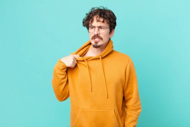 Genç yakışıklı adam stresli, endişeli, yorgun ve hayal kırıklığına uğramış hissediyor.