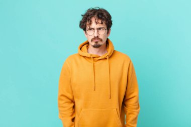 Genç ve yakışıklı bir adam üzgün, üzgün ya da kızgın hissediyor.