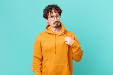 Genç yakışıklı adam kibirli, başarılı, pozitif ve gururlu görünüyor.