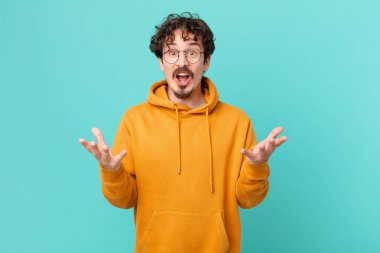 Genç yakışıklı adam, inanılmaz bir sürprizle şaşkına dönmüş ve hayrete düşmüştü.