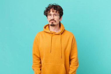 Genç yakışıklı adam üzgün ve sızlanıyor mutsuz bir bakışla ve ağlamayla