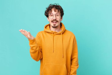 Genç yakışıklı adam kendini mutlu hissediyor, bir çözüm ya da fikir bulduğuna şaşırıyor.