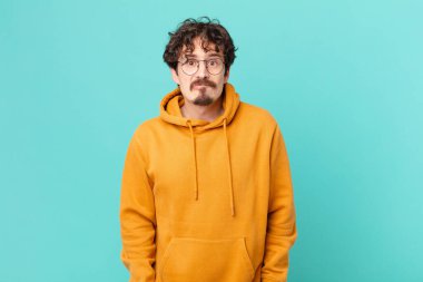 Şaşkın ve kafası karışmış genç yakışıklı bir adam.