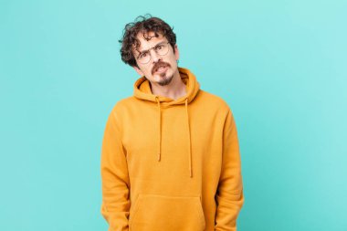 Genç yakışıklı adam şaşkın ve şaşkın hissediyor.