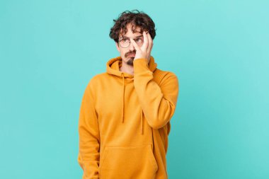 Genç yakışıklı bir adam bıkkın, yorgun ve uykulu hissediyor.