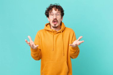 Genç ve yakışıklı bir adam son derece şaşkın ve şaşırmış hissediyor.