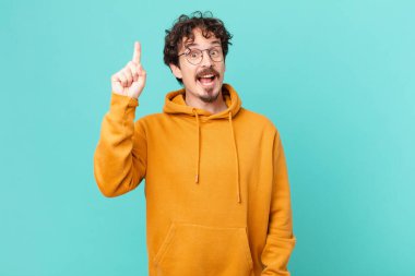 Genç yakışıklı bir adam bir fikri fark ettikten sonra mutlu ve heyecanlı bir dahi gibi hissediyor.