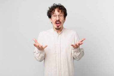 Genç yakışıklı adam, inanılmaz bir sürprizle şaşkına dönmüş ve hayrete düşmüştü.