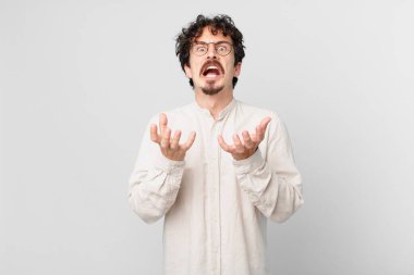 Genç yakışıklı adam umutsuz, hayal kırıklığına uğramış ve stresli görünüyor.