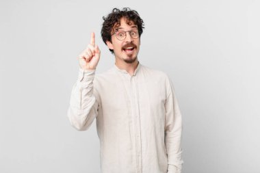 Genç yakışıklı bir adam bir fikri fark ettikten sonra mutlu ve heyecanlı bir dahi gibi hissediyor.