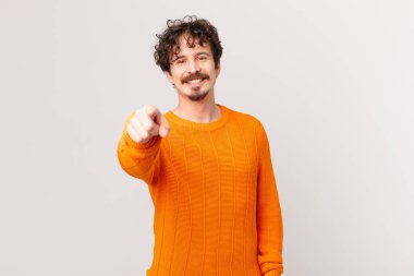 Genç ve yakışıklı bir adam kamerayı işaret ederek seni seçiyor.