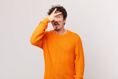 Genç yakışıklı adam şok olmuş, korkmuş ya da korkmuş görünüyor.