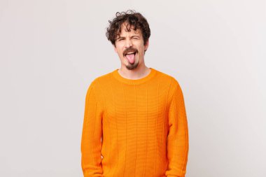 Genç, yakışıklı, neşeli ve asi tavırlı, şakacı ve dilsiz bir adam.