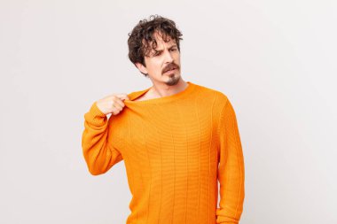 Genç yakışıklı adam stresli, endişeli, yorgun ve hayal kırıklığına uğramış hissediyor.