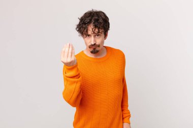 Genç yakışıklı adam kapiş ya da para hareketi yapıyor, sana ödemeni söylüyor.