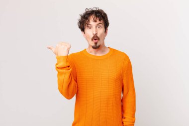 İnançsızlığa şaşırmış genç yakışıklı bir adam.