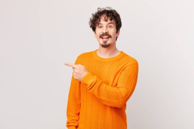 Genç yakışıklı adam heyecanlı ve şaşırmış görünüyor.