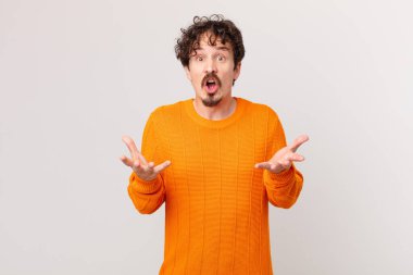 Genç yakışıklı adam, inanılmaz bir sürprizle şaşkına dönmüş ve hayrete düşmüştü.