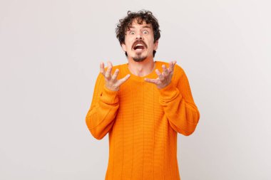 Genç yakışıklı adam umutsuz, hayal kırıklığına uğramış ve stresli görünüyor.