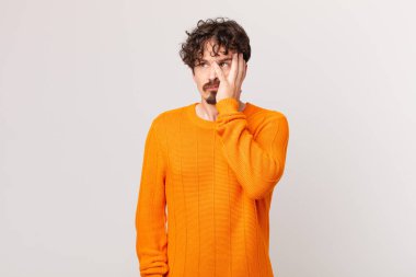 Genç yakışıklı bir adam bıkkın, yorgun ve uykulu hissediyor.