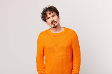 Genç yakışıklı adam şaşkın ve şaşkın hissediyor.