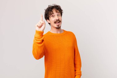 Genç yakışıklı bir adam bir fikri fark ettikten sonra mutlu ve heyecanlı bir dahi gibi hissediyor.