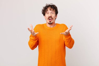 Genç ve yakışıklı bir adam son derece şaşkın ve şaşırmış hissediyor.