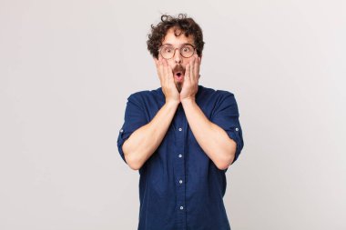 Genç yakışıklı adam şok olmuş ve korkmuş hissediyor.