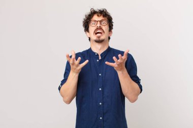 Genç yakışıklı adam umutsuz, hayal kırıklığına uğramış ve stresli görünüyor.