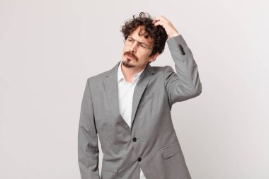 Genç işadamı şaşkın ve kafası karışmış hissediyor.