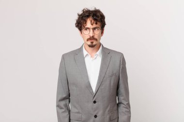 Genç işadamı üzgün, üzgün ya da kızgın hisseder.