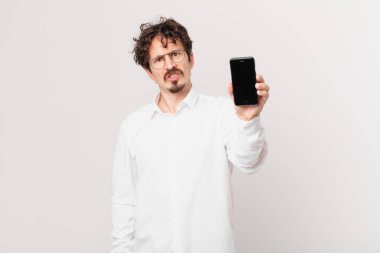 Kafası karışmış ve kafası karışmış genç bir iş adamı.