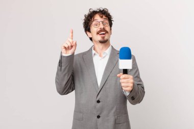 Genç gazeteci bir fikri fark ettikten sonra mutlu ve heyecanlı bir dahi gibi hissediyor.