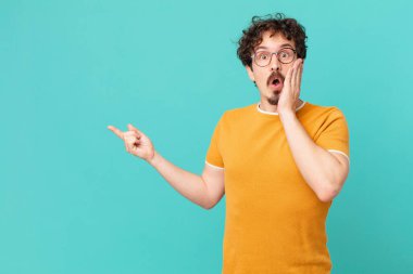 Genç yakışıklı adam şok olmuş ve korkmuş hissediyor.