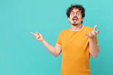 Genç yakışıklı adam umutsuz, hayal kırıklığına uğramış ve stresli görünüyor.