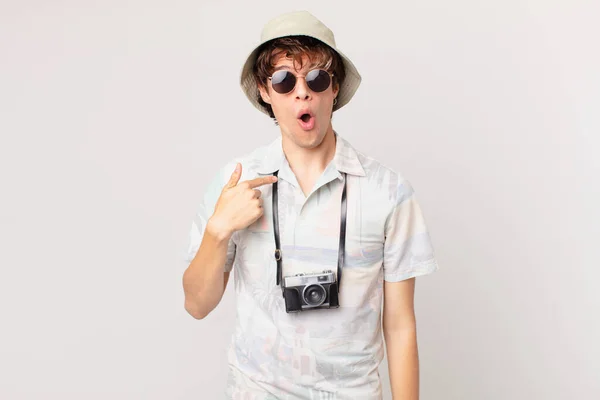 Young Traveller Tourist Man Looking Shocked Surprised Mouth Wide Open — Stock Photo, Image