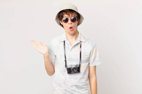 Joven Viajero Turista Mirando Sorprendido Sorprendido Con Mandíbula Caída Sosteniendo — Foto de Stock