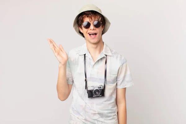 Young Traveller Tourist Man Feeling Happy Surprised Realizing Solution Idea — Stock Photo, Image