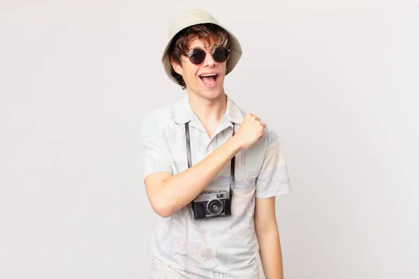 Young Traveller Tourist Man Feeling Happy Facing Challenge Celebrating — Stock Photo, Image