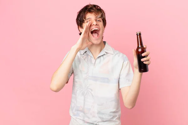 Young Tourist Beer Feeling Happy Giving Big Shout Out Hands — Stock Photo, Image